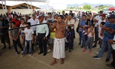 TRADICIÓN. El lanzamiento con cerbatana fue una de las actividades más atractivas. Foto: La Hora