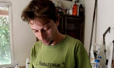 Mamíferos. Uno de los investigadores analiza una especie selvática. Foto: Expreso