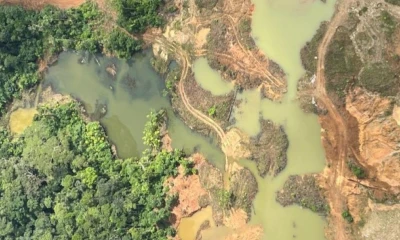 Las fotografías difundidas muestran grandes excavaciones y extensas piscinas de agua con tonalidades rojizas / Foto: cortesía Ministerio de Defensa