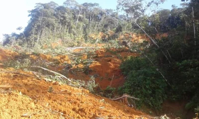 Los transeúntes deben trasladar a pie productos como combustible. Foto: Ecuavisa