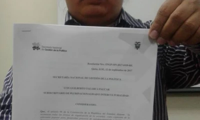 El dirigente exhibe el nombramiento oficial. Foto: La Hora