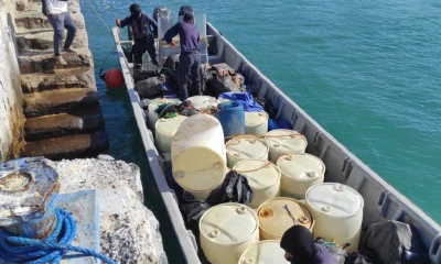 También fueron incautados 10 tanques de combustible con capacidad para 55 galones/ Foto: cortesía Armada del Ecuador