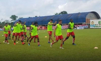 Jugadores de El Nacional en el estadio ulio César Vega, de Joya de los Sachas. Foto: El Comercio