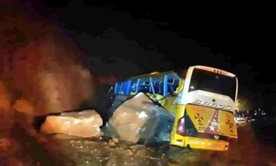 Bus interprovincial de la cooperativa Baños, fue impactado por rocas en el sector de Guacamayos, la noche del viernes 27 de diciembre. Foto: Twitter Christian Sánchez 
