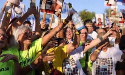 Entre lágrimas, gritos y aplausos una multitud que rodea el Sheba celebró la llegada de la aeronave / Foto: EFE