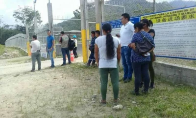 MUERTE. Familiares del occiso y autoridades llegaron al sitio tras conocer el suceso. Foto: La Hora