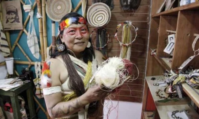 Manuela Omari Ima utiliza fibras de palma para la elaboración de las artesanías que vende en la tienda Waponi. Foto: El Comercio