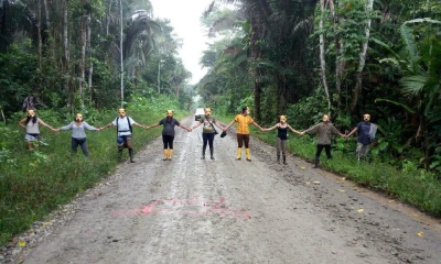 Verificación del ancho de la vía. Foto: La Hora 