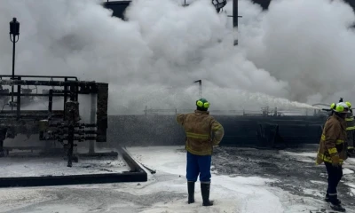Las llamas provocaron una explosión de grandes dimensiones y una gran columna de humo negro / Foto: cortesía Petroecuador