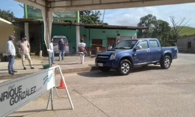 En el puente de La Delicia, en el ingreso al cantón Las Lajas (El Oro), se mantiene un puesto de control. Los carros son desinfectados y se aplica controles de temperatura a los pasajeros. El cantón volvió al semáforo rojo. Foto: cortesía del Municipio de Las Lajas. 