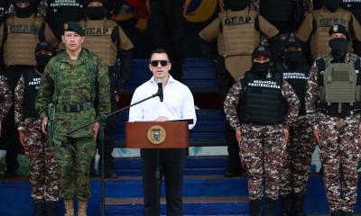 Chalecos y uniformes fueron entregados al personal del SNAI./ Foto: cortesía Presidencia