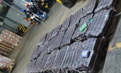 La Policía halló 23 bultos plásticos de color negro, en cuyo interior estaban 1.264 paquetes rectangulares / Foto: EFE