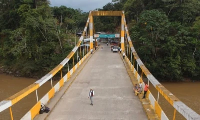 Algunos han optado por cruzar el río San Miguel en canoas, para intentar sostener sus actividades económicas / Foto: cortesía 