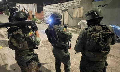 Los 11 adultos fueron detenidos por los delitos de tenencia ilegal de armas y tráfico de drogas / Foto: cortesía Ministerio de Defensa 