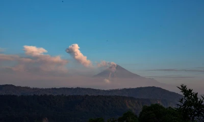 De 5.230 metros de altitud, el Sangay mantiene una actividad interna y superficial considerada como "alta" / Foto: EFE