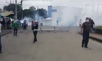 La Policía aseguró  que los manifestantes atacaron la mesa información del Ministerio de Ambiente que había sido instalada en el puesto policial de Las Naves / Foto: cortesía Conaie
