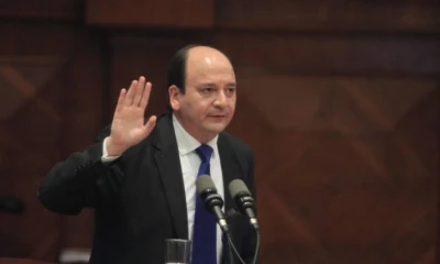 Comparecencia. El fiscal general Carlos Baca durante su ponencia en el juicio político que se desarrolló ayer durante 11 horas. Al final, fue censurado y destituido del cargo. Foto: Expreso