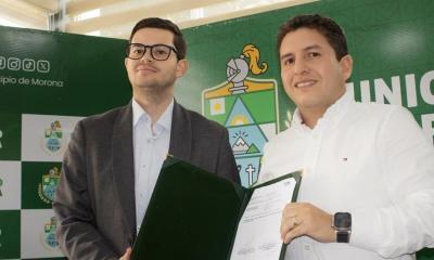 Francisco Andramuño, alcalde de Morona, firmó el convenio con el BDE / Foto: cortesía Municipio de Morona 