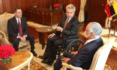 Lenín Moreno se reunió con el representante de Halliburton, Jeff Miller, (i). En el encuentro estuvo el ministro, Carlos Pérez. Foto: Expreso