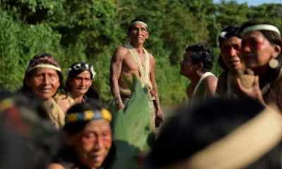 Los indígenas Waorani navegan en una canoa en el río Curaray, cerca de la aldea de Nemompare, en la provincia de Pastaza, Ecuador. Foto: El Comercio