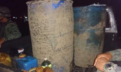 Efectivos del Comando Conjunto de las Fuerzas Armadas del Ecuador (FF.AA.) decomisaron 225 galones de combustible en Sucumbíos, en la Amazonía ecuatoriana. Foto: El Comercio