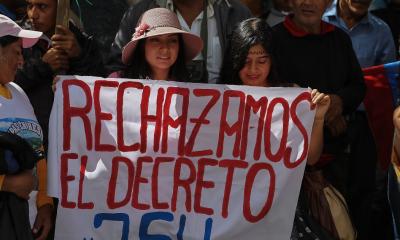 Frente a la sede de la Corte Constitucional, las organizaciones indígenas y los colectivos antimineros realizaron un plantón para exigir la anulación del Decreto 754 / Foto: EFE