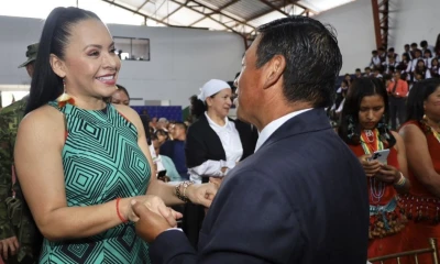 La presidenta del CNE, Diana Atamaint, entregó la credencial al alcalde Fabricio Narváez / Foto: cortesía Diana Atamaint