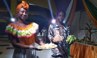 Oferta. El pueblo negro llevó plátano y una muestra de la comida que se puede hacer con este producto. Foto: Expreso