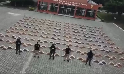 Los agentes hallaron la droga al identificar un presunto centro de acopio al realizar un sobrevuelo por el perfil costero de Bahía de Caráquez/ Foto: cortesía Policía Nacional