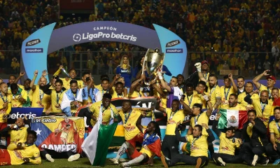 Aucas empató 0-0 con Barcelona en el estadio Gonzalo Pozo Ripalda y dio su primera vuelta olímpica / Foto: EFE