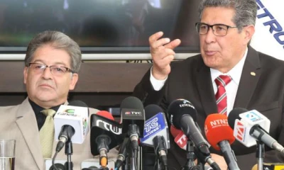 El extitular de Petroecuador, Byron Ojeda (der.), inició la renegociación, pero la siguiente administración la concluyó. Foto: El Comercio