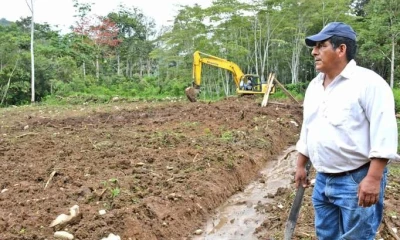 PRODUCCIÓN. Maquinaria del Gobierno Provincial adecúa los terrenos. (Foto: La Hora)
