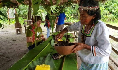 Pobladores preparan comida típica en un punto de interés turístico de la ciudad. Foto: El Universo