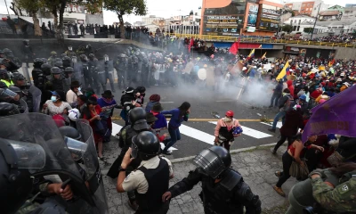 Intensos enfrentamientos se produjeron afuera de la Asamblea / Foto: EFE
