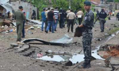Destrozos causados tras la explosión de un "coche bomba" en San Lorenzo (Ecuador), en la parte posterior de un edificio policial en la provincia de Esmeraldas, donde se vieron afectados algunos servidores policiales que sufrieron cortes menores como consecuencia de los daños en vidrios y ventanales. El presidente de Ecuador, Lenín Moreno, ordenó el traslado de 600 efectivos de seguridad a la provincia de Esmeraldas, donde ocurrió un atentado con un "coche bomba", que dejó 28 heridos leves. Foto: La República