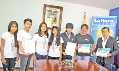 Presencia. Los estudiantes y docentes muestran orgullosos los premios conseguidos. Foto: La Hora