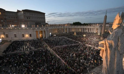 Miles de personas han llegado a la Plaza San Pedro para ver la elección del nuevo papa / Foto: EFE
