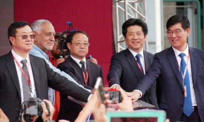 AUTORIDADES. A las 12:00, el ministro Carlos Pérez y los directivos de Ecuacorriente dispusieron el inicio de las operaciones. Foto: La Hora