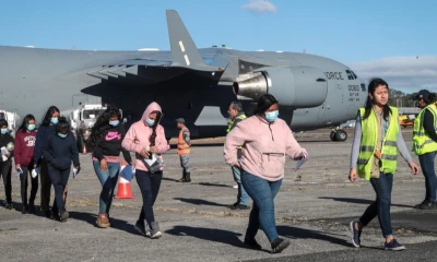 Durante el segundo vuelo de deportación, estuvo presente la vicepresidenta, Karin Herrera / Foto: EFE