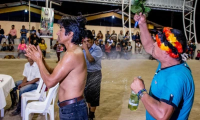 Ángel Samaniego, realizó un ritual para ahuyentar a los malos espíritus. Foto: Expreso