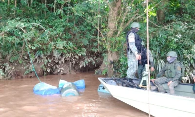 Las Fuerzas Armadas encontraron 715 galones con acetona en Sucumbíos / Foto: cortesía Fuerzas Armadas
