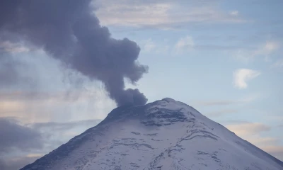 La ceniza también ha llegado a otras localidades ubicadas al sur de Quito y al norte del volcán, como Machachi, Tambillo y Alóag / Foto: EFE