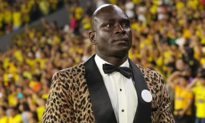 Castillo lució un emblema redondo en la solapa de su casaca que era parte de una campaña publicitaria con la empresa nacional de loterías de Ecuador / Foto: EFE