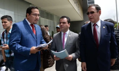 Ayer, en horas de la mañana, los asambleístas por CREO, César Carrión y Esteban Bernal, junto al abogado Hernán Ulloa interpusieron una medida cautelar en la Unidad Judicial Norte de Quito para suspender el concurso de fiscales, cuyas pruebas prácticas se encontraban en curso. (Karina Defas / Expreso) 