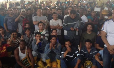 Los trabajadores se reunieron con representantes de le empresa en el coliseo del campamento de Sinohydro. Foto: Eduardo Terán/ EL COMERCIO