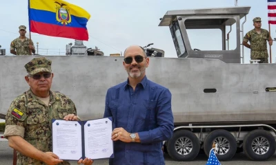 Miguel Córdova, comandante general de la Armada, y Erik Martini, cónsul de Estados Unidos en Ecuador, participaron en la ceremonia / Foto: cortesía Embajada de Estados Unidos