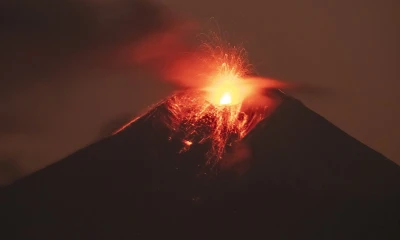 En las últimas horas se han registrado varias emisiones de gases y ceniza / Foto: EFE