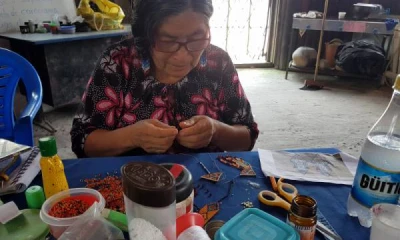 Foto: El Universo - María Chiriapa, artesana de origen shuar