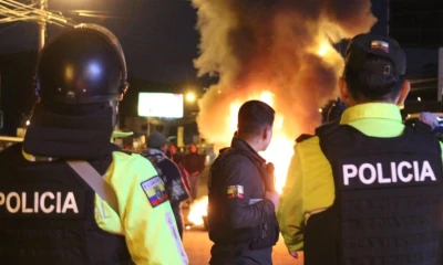 En la provincia del Carchi se mantienen bloqueos en varias vías pese a que la Policía despeja las carreteras / Foto: EFE