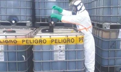 PREVENCIÓN. Por lo altamente contaminante de la sosa cáustica y dietanolamina gastada, su manipulación se la hace con protección especial. Foto: La Hora